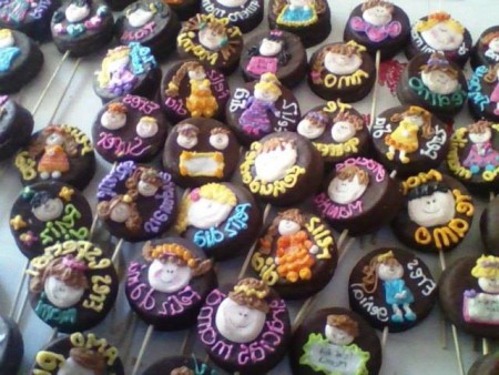 Galleta con bombón, diversos decorados